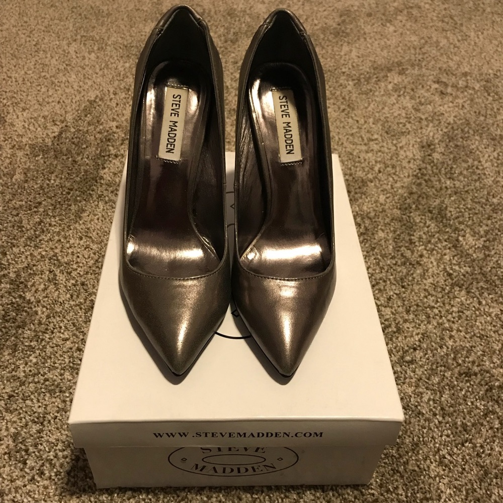 Silver pumps
